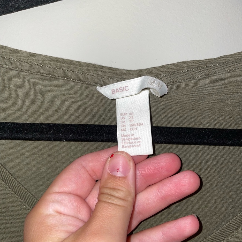 FIVE H&M Basic Tees - Picture 16 of 16
